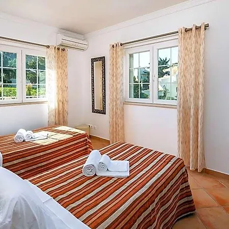 Privada De 4 Quartos, Pisicina, Jardim, Wi-fi 3*