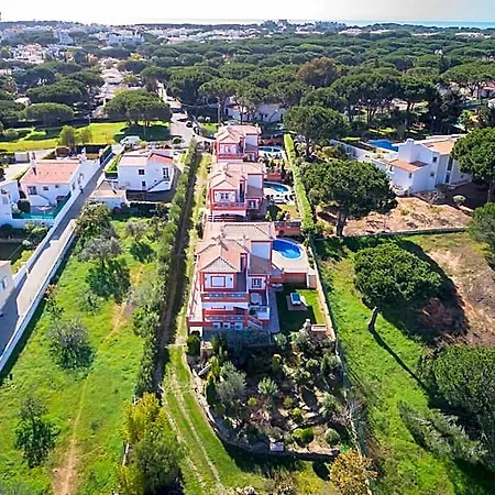 מלון Privada De 4 Quartos, Pisicina, Jardim, Wi-fi 3*