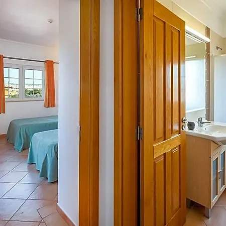 Privada De 4 Quartos, Pisicina, Jardim, Wi-fi מלון