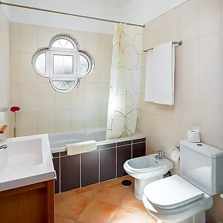 מלון Privada De 4 Quartos, Pisicina, Jardim, Wi-fi 3*